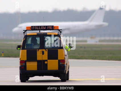 Véhicule de l'aéroport, suivez-moi, 60 ans de l'OTAN, de l'arrivée des délégations à l'aéroport Karlsruhe / Baden-Baden, Baden Airpark Banque D'Images