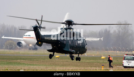 Hélicoptère Super Puma de la Police fédérale, 60 ans l'OTAN, l'arrivée des délégations à l'aéroport de Karlsruhe / Baden-Bad Banque D'Images