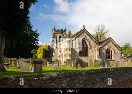 Vue de l'église Holy Trinity à Ashford dans l'eau d'un village pittoresque dans le Peak District, dans le Derbyshire Banque D'Images