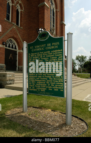 Marqueur historique pour la Saint Vincent de Paul Eglise Catholique dans Pontiac Michigan USA. Banque D'Images