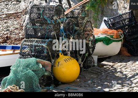 Des casiers à homard et flotte sur le quai, Clovelly, Devon Banque D'Images