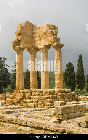 Le grec ancien Temple de Castor et Pollux Dioscures Vallée des Temples, site archéologique d'Agrigente Sicile Italie Banque D'Images