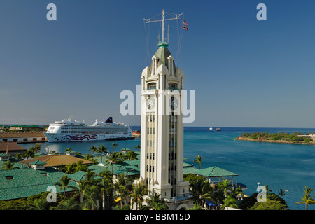 Aloha Tower Marketplace et comme vu de bateau de croisière dans le port de Honolulu Honolulu Oahu Hawaii USA Banque D'Images