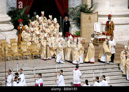 Procession des cardinaux, inauguration de Ratzinger, le Pape Benoît XVI, la Basilique St Pierre, Vatican, Rome, Latium, Italie, Union européenne Banque D'Images