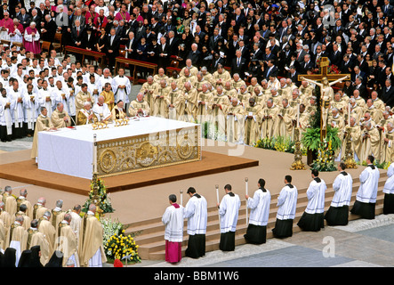 Masse, inauguration de Ratzinger, le Pape Benoît XVI, la place Piazza San Pietro, Vatican, Rome, Latium, Italie, Europe Banque D'Images