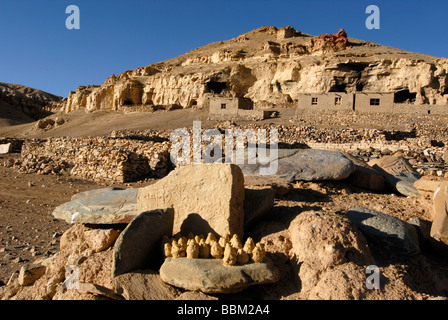 Caravane à l'abri dans l'ancien royaume de Gugé Tsatsa tibétain au premier plan, à l'ouest du Tibet, Province de Ngari, le Tibet, la Chine Banque D'Images