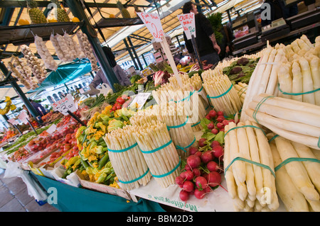 Bouquets de l'asperge blanche en vente au marché du Rialto, San Polo Venise Italie Banque D'Images