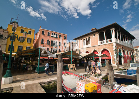 Les fruits et légumes qui arrivent par bateau sur le Grand Canal pour marché du Rialto, San Polo Venise Italie Banque D'Images