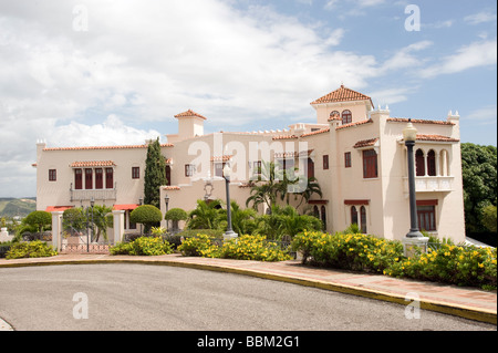 La Cruz del Vigia y Château Serrallés, Ponce, Puerto Rico l'hôtel particulier de la famille historique Juan Eugenio Serrallés ; fondateur de DonQ Banque D'Images