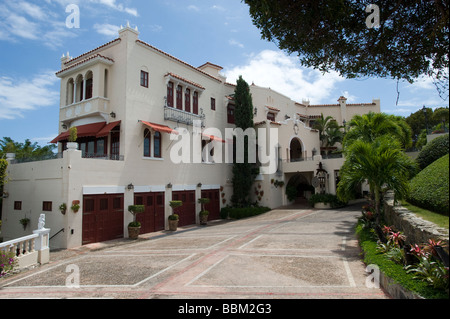 La Cruz del Vigia y Château Serrallés, Ponce, Puerto Rico l'hôtel particulier de la famille historique Juan Eugenio Serrallés ; fondateur de DonQ Banque D'Images