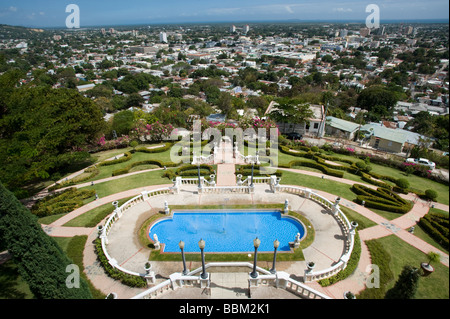 La Cruz del Vigia y Château Serrallés, Ponce, Puerto Rico l'hôtel particulier de la famille historique Juan Eugenio Serrallés ; fondateur de DonQ Banque D'Images