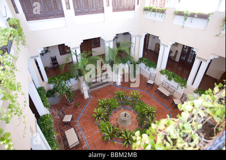 La Cruz del Vigia y Château Serrallés, Ponce, Puerto Rico l'hôtel particulier de la famille historique Juan Eugenio Serrallés ; fondateur de DonQ Banque D'Images