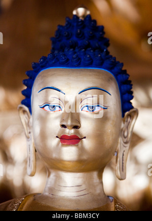 Un Bouddha en or Namdroling Bylakuppe Koorg Karbataka monastère tibétain de l'Inde Banque D'Images