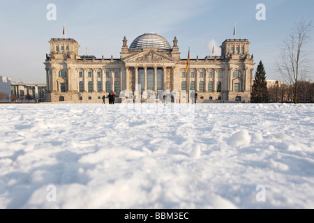 La neige en hiver, le Reichstag à Berlin, Allemagne Banque D'Images