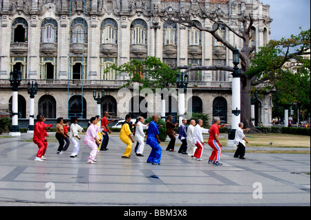 Matin exercice par un groupe de Tai Chi à l'extérieur de la capitale (Capitillo) Bâtiment à La Havane Banque D'Images