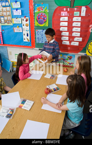 5-6 ans inter ethniques multiples la diversité raciale raciales diversifiées interracial multiculturelles à distribuer les pommes pommes photos MR © Banque D'Images