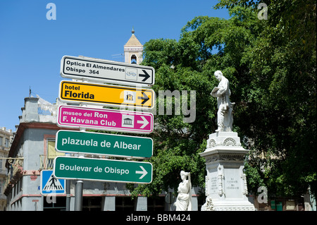 Les touristes peuvent facilement naviguer dans la Havane en raison de la bonne informations affichées dans les rues. Banque D'Images