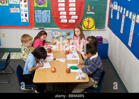 Garçons Filles multi classe de l'école inter ethniques raciales diversifiées la diversité raciale multi culturel multiculturel dessin interracial photos de pommes MR  = Banque D'Images