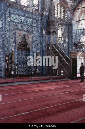 Homme priant devant le Mithrab Mimber et du 1550 Rüstem Paşa Camii Sinan Istanbul Turquie 690515 018 Banque D'Images