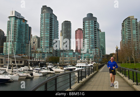 Jogger dans la marina à côté de l'hôtel Westin Bayshore Vancouver Downtown Banque D'Images