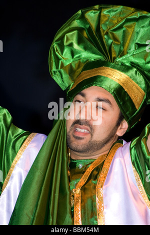 Danseurs indiens punjabi musique bhangra Festival danse nuit fusible Medway Chatham Kent England UK Europe Riverside Banque D'Images