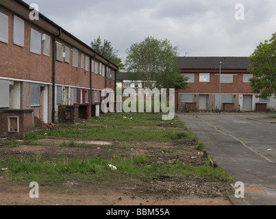 Pile de maisons abandonnées tous barricadés dans un ensemble immobilier à Manchester en Angleterre Banque D'Images