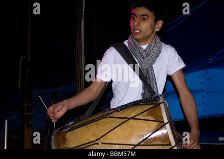 Danseurs indiens punjabi musique bhangra Festival danse nuit fusible Medway Chatham Kent England UK Europe Riverside Banque D'Images