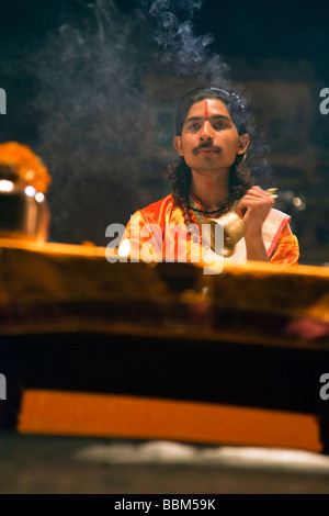 Les jeunes hommes indiens d'Agni puja (prêtre) à Pooja Ghat Dashashwamedh, Varanasi, Inde Banque D'Images