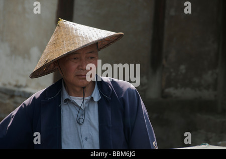 Portrait batelier portant chapeau conique dans l'ancienne ville d'eau de Zhouzhuang Shanghai Chine Banque D'Images