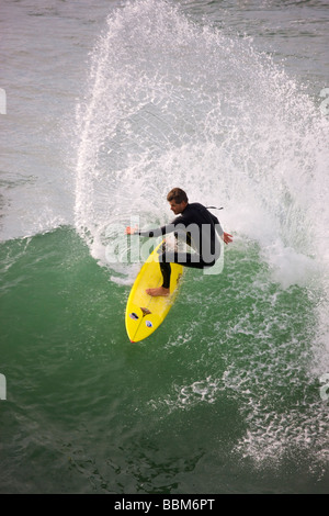 Surfers près du pier Huntington Beach Californie Orange County Banque D'Images