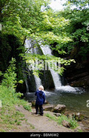 Un enfant regardant la spectaculaire cascade Foss Janets près de Malham Village dans le Yorkshire Dales Banque D'Images