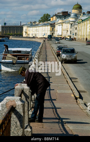 Scène au bord du canal à St Petersbourg , Russie Banque D'Images