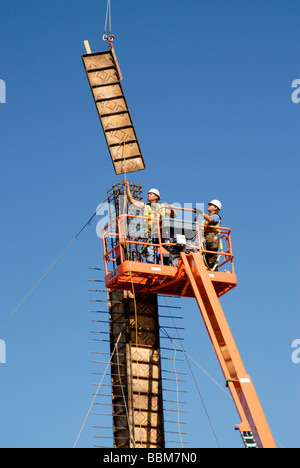 L'assemblage de formes de travailleurs sur une colonne dans un chantier de construction Banque D'Images