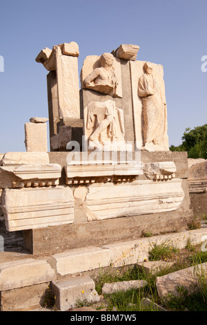 Ancienne Porte d'Héraclès sculptures à Éphèse, en Turquie. Banque D'Images