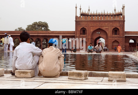Les gens dans la mosquée Jama Masjid Delhi Inde Banque D'Images