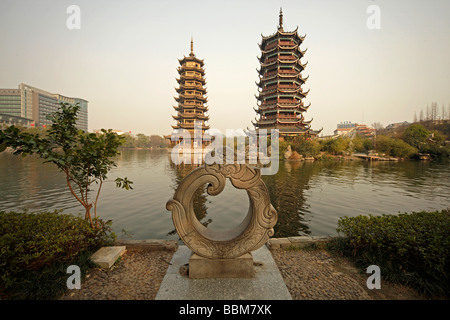 Le lac Shanhu avec pagodes appelé lune et soleil dans la ville chinoise de Guilin, Guangxi, China, Asia Banque D'Images