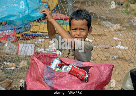 Enfants sans abri, les boîtes de collecte de Poipet, le Cambodge, l'Asie Banque D'Images