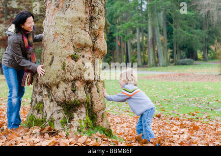 Jeune femme et jeune garçon en face du grand arbre, Vancouver, Colombie-Britannique Banque D'Images