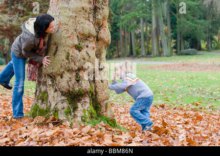 Jeune femme et jeune garçon en face du grand arbre, Vancouver, Colombie-Britannique Banque D'Images