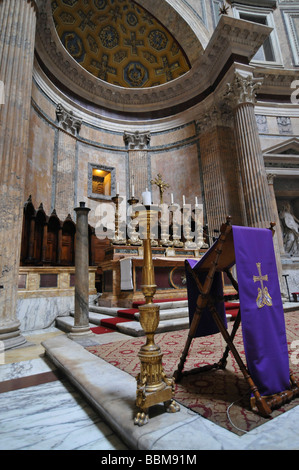 Panthéon, autel, bougies, Piazza della Rotonda Square, centre historique, Rome, Italie Banque D'Images