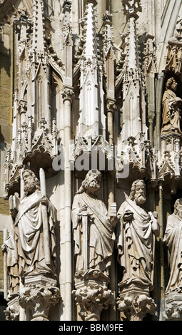 Les figures de saints à l'entrée principale de la cathédrale St Pierre, Regensburg, Bavière, Allemagne, Europe Banque D'Images