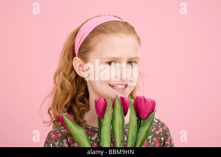 Fille aux cheveux roux avec des tulipes Banque D'Images