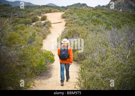 Randonneur sur le sentier de Backbone dans le montagnes de Santa Monica Banque D'Images