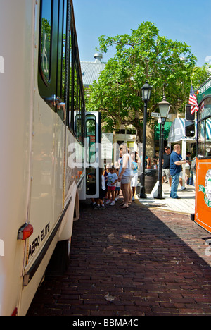 Les élèves du primaire et leurs enseignants la queue pour monter à bord de bus après la sortie de classe à l'Aquarium de Key West Banque D'Images