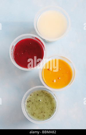 Tasses de yogourt, kiwi, mangue, fraise et naturel Banque D'Images