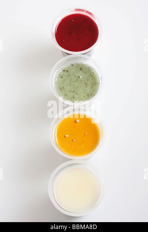 Tasses de yogourt, kiwi, mangue, fraise et naturel Banque D'Images