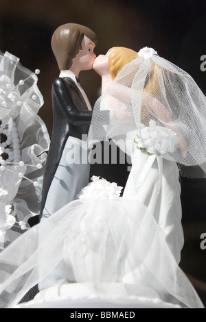Couple de figurines sur un gâteau de mariage Banque D'Images