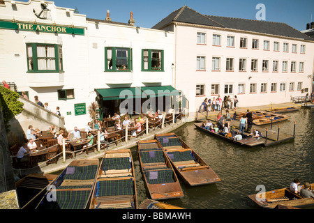 L'Anchor pub avec plates dans le moulin, piscine, sur un jour d'été, Cambridge, Royaume-Uni Banque D'Images