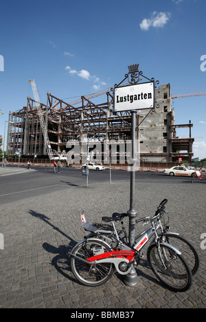 Lustgarten, signer et les vélos appartenant aux chemins de fer DB en face du Palais de la République lors de la déconstruction, Berlin, Ge Banque D'Images