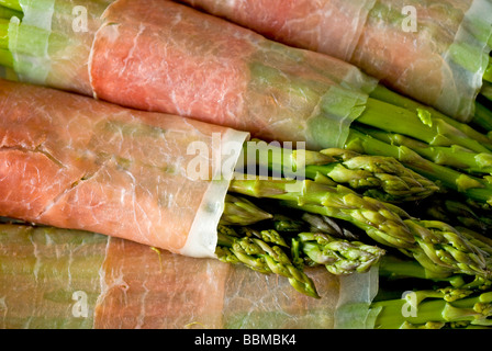 L'asperge verte (asperges) enveloppés de jambon de Parme Banque D'Images